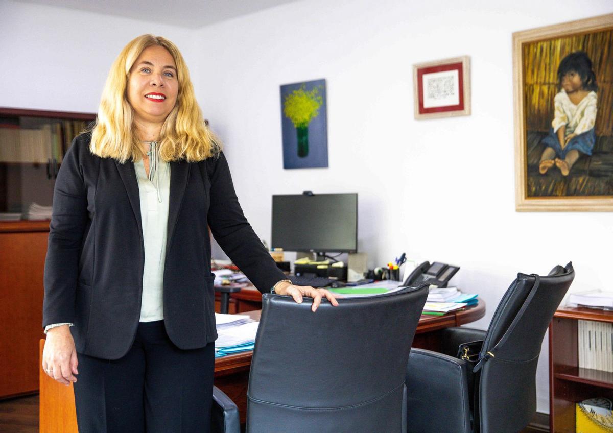 Maria Castro, directora general de Atención a la Dependencia del Govern, en su despacho. | B. RAMON