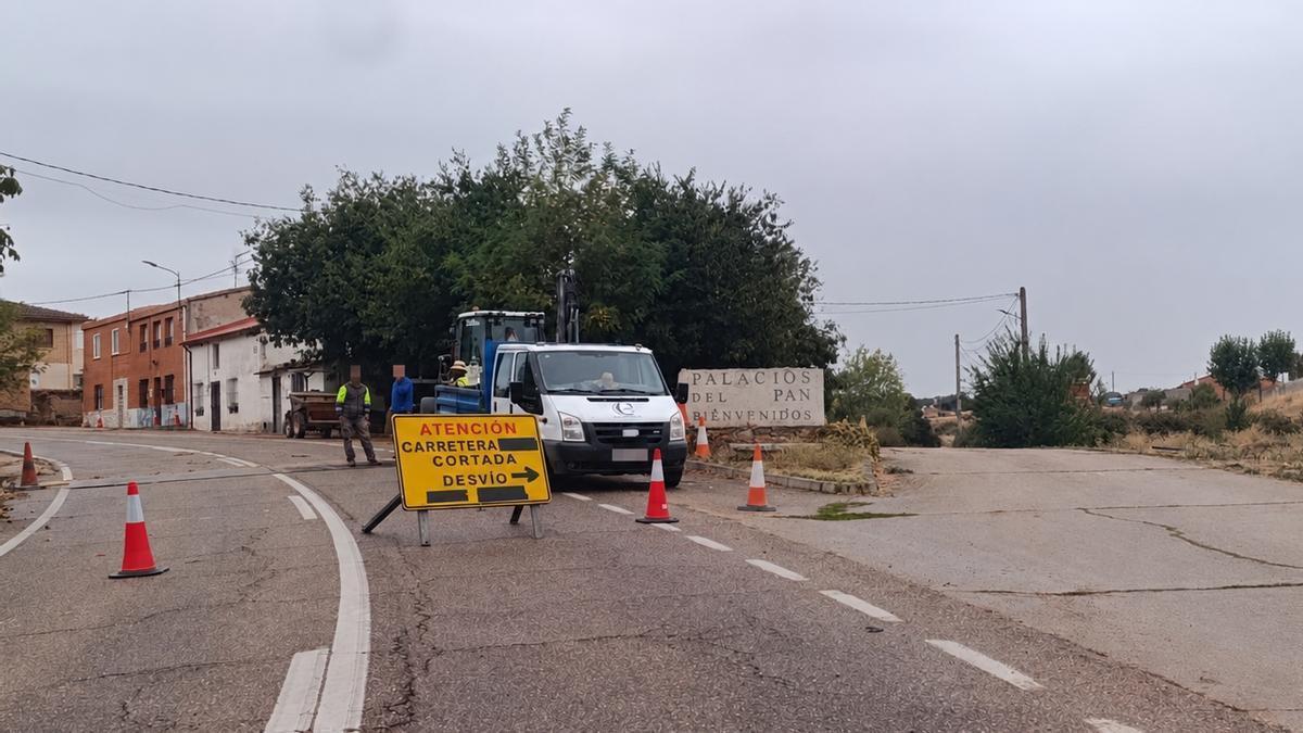 Indicaciones del desvío en la entrada a Palacios del Pan desde Zamora