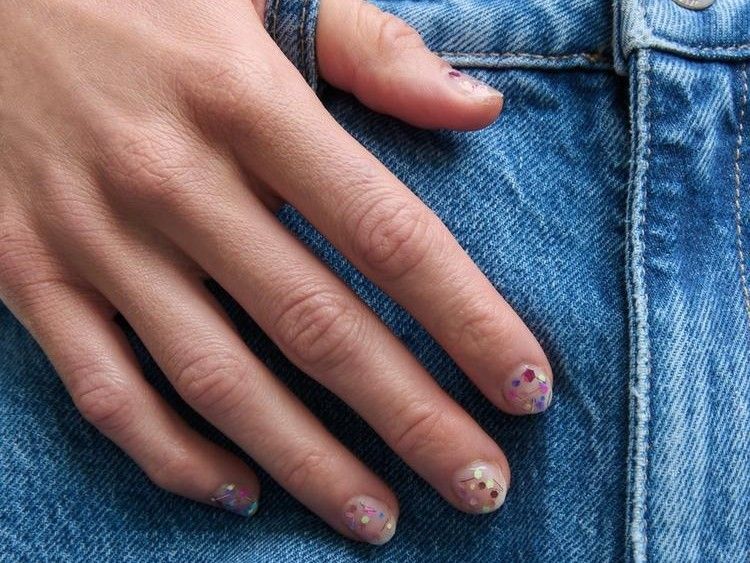 El esmalte de uñas con purpurina de colores es súper tendencia