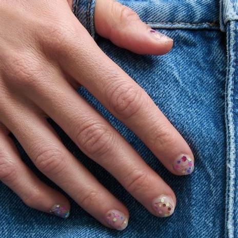 Locura total por el esmalte de uñas con purpurina de Zara