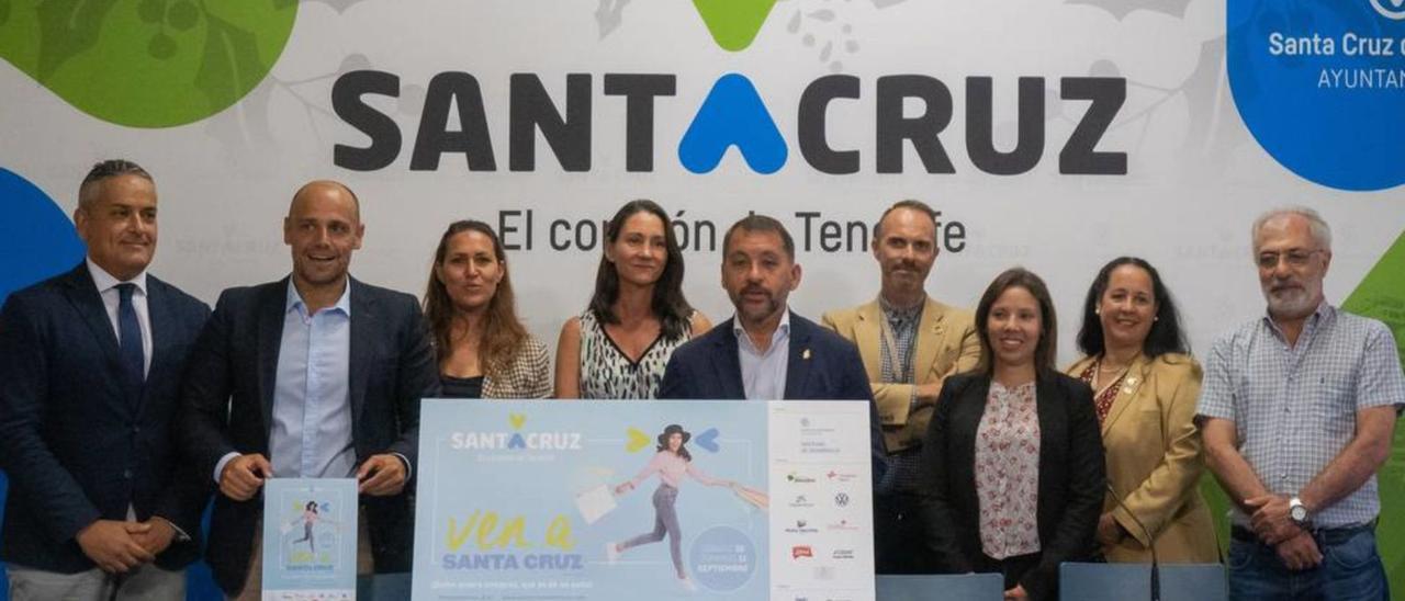 El alcalde de Santa Cruz y el consejero delegado de la Sociedad de Desarrollo, junto a representantes de las entidades patrocinadoras y colaboradoras.