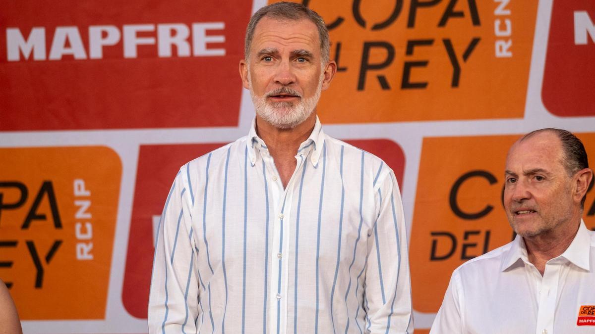 COPA DEL REY RCNP | El rey Felipe VI esquiva, por poco, un accidente en Palma