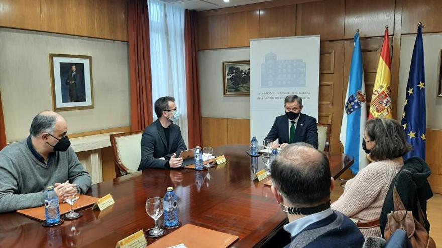 Reunión de los comités de Ferrol y Fene con el delegado del Gobierno, ayer. |   // DELEGACIÓN DEL GOBIERNO