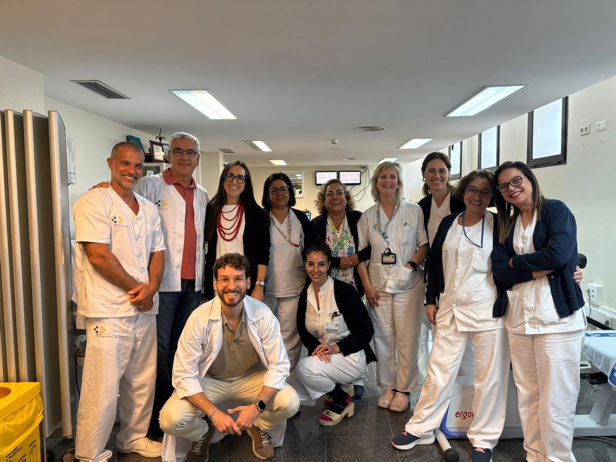 De izquierda a derecha, Heriberto Santana (fisioterapeuta), el doctor Guillermo Miranda (jefe de servicio),  Virgen Mosqueda (enfermera) , Fátima Mendoza (TCAE), Aranza Ugarte (Fisioterapeuta), Juana María Medina (fisioterapeuta), Almudena Rodriguez (TCAE), Elena Rodríguez (enfermera). Fila inferior: Miguel Puche (residente externo) y Rosa Delia Jiménez (Enfermera) ,