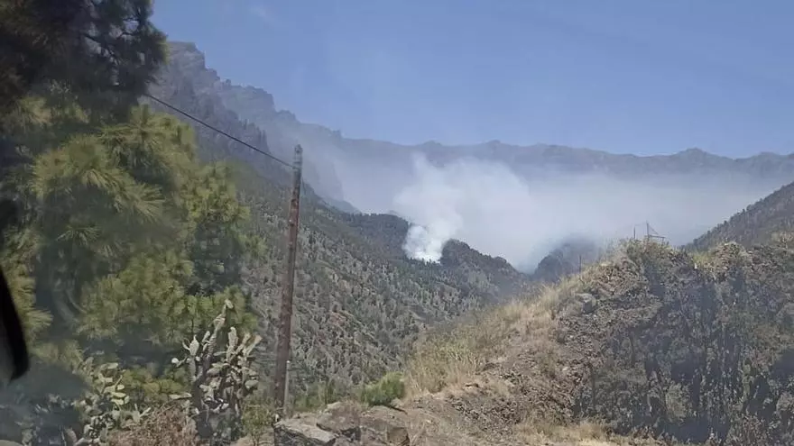 El presidente del Cabildo de La Palma, Sergio Rodríguez, sigue la evolución del incendio