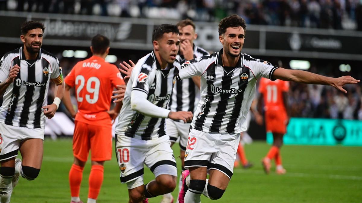 Suero y Alcazar celebran el 3-1, con Alberto detrás.