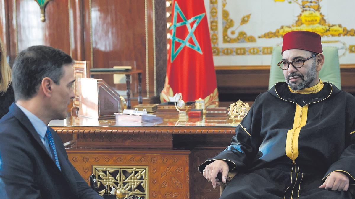 El rey de Marruecos, Mohamed VI, recibe a Pedro Sánches en el palacio real de Rabat, el pasado 7 de abril. EFE Mariscal
