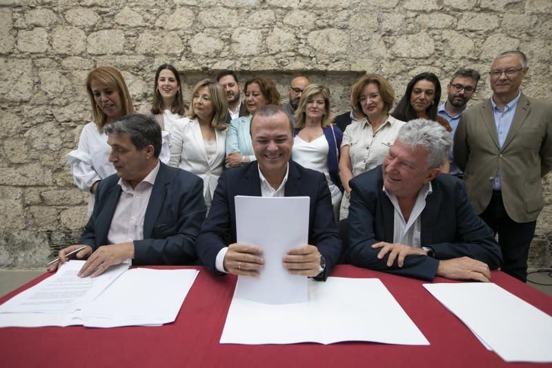 Firma del pacto tripartito para el Ayuntamiento de