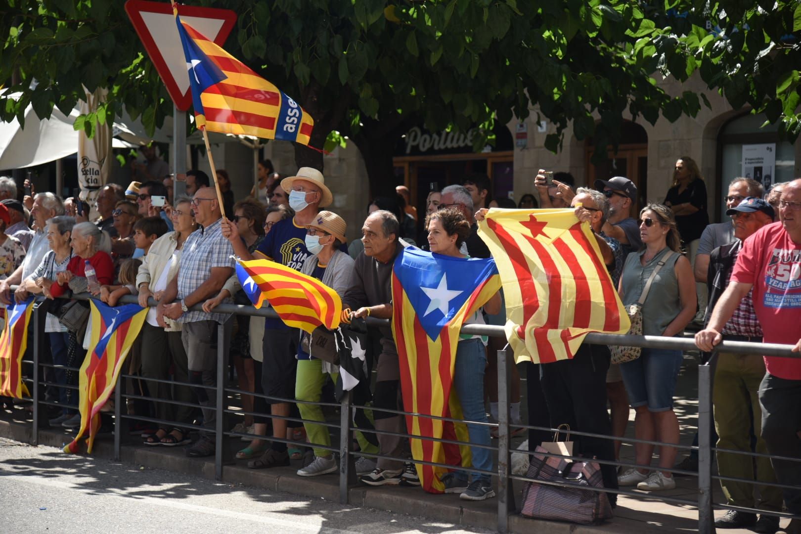 El pas fugaç de 'La Vuelta' per Solsona congrega centenars de persones al portal de Sant Miquel