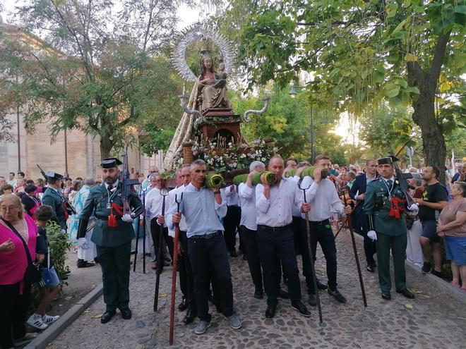 Toro arropa a su patrona en una procesión histórica