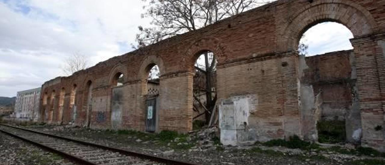 Un informe urge a apuntalar la antigua estación de Xàtiva ante el riesgo de derrumbe