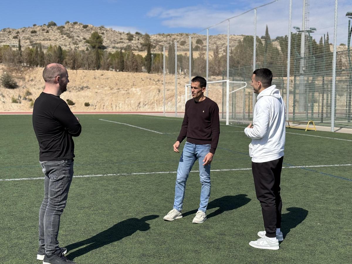 El concejal de deportes en el campo municipal de atletismo.