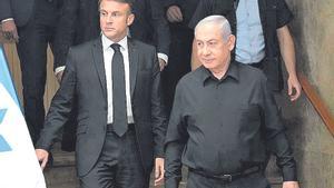 El primer ministro israelí, Benjamin Netanyahu, con una camisa negra, junto al presidente de Francia, Emmanuel Macron