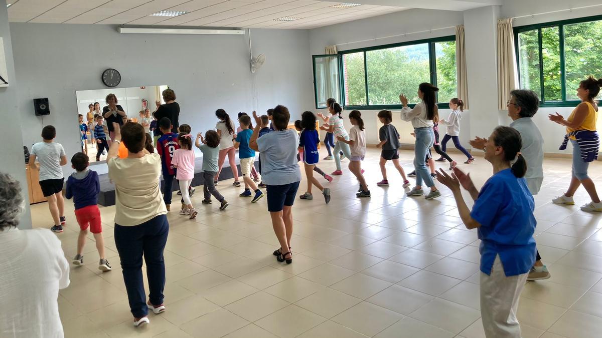 El grupo de la primera sesión de bailoterapia en el centro social de Grado