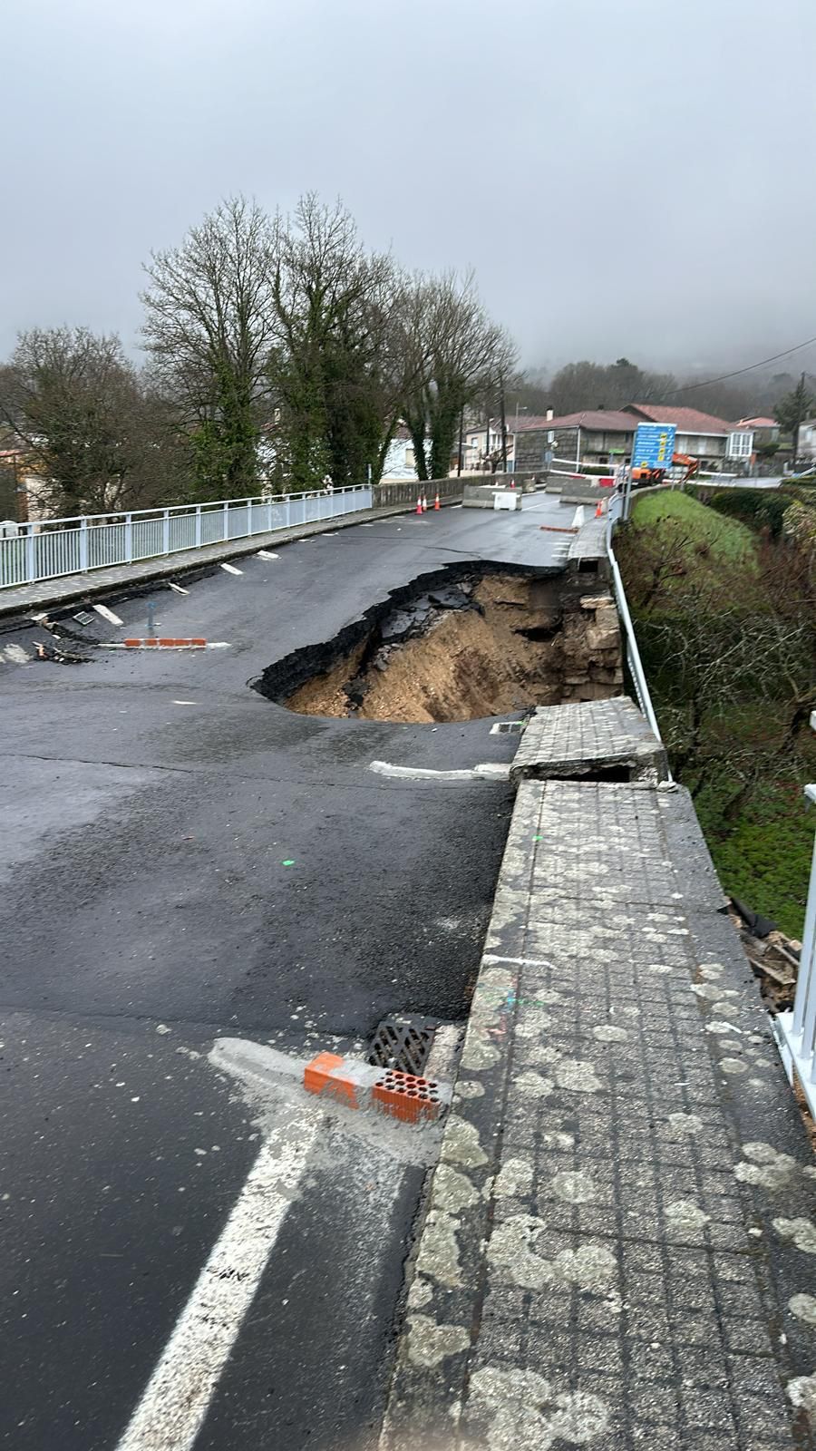 Colapsa parte de un puente sobre una carretera de Ourense