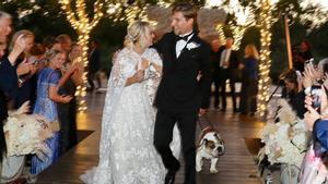 Kaley Cuoco y Karl Cook durante la ceremonia de su boda