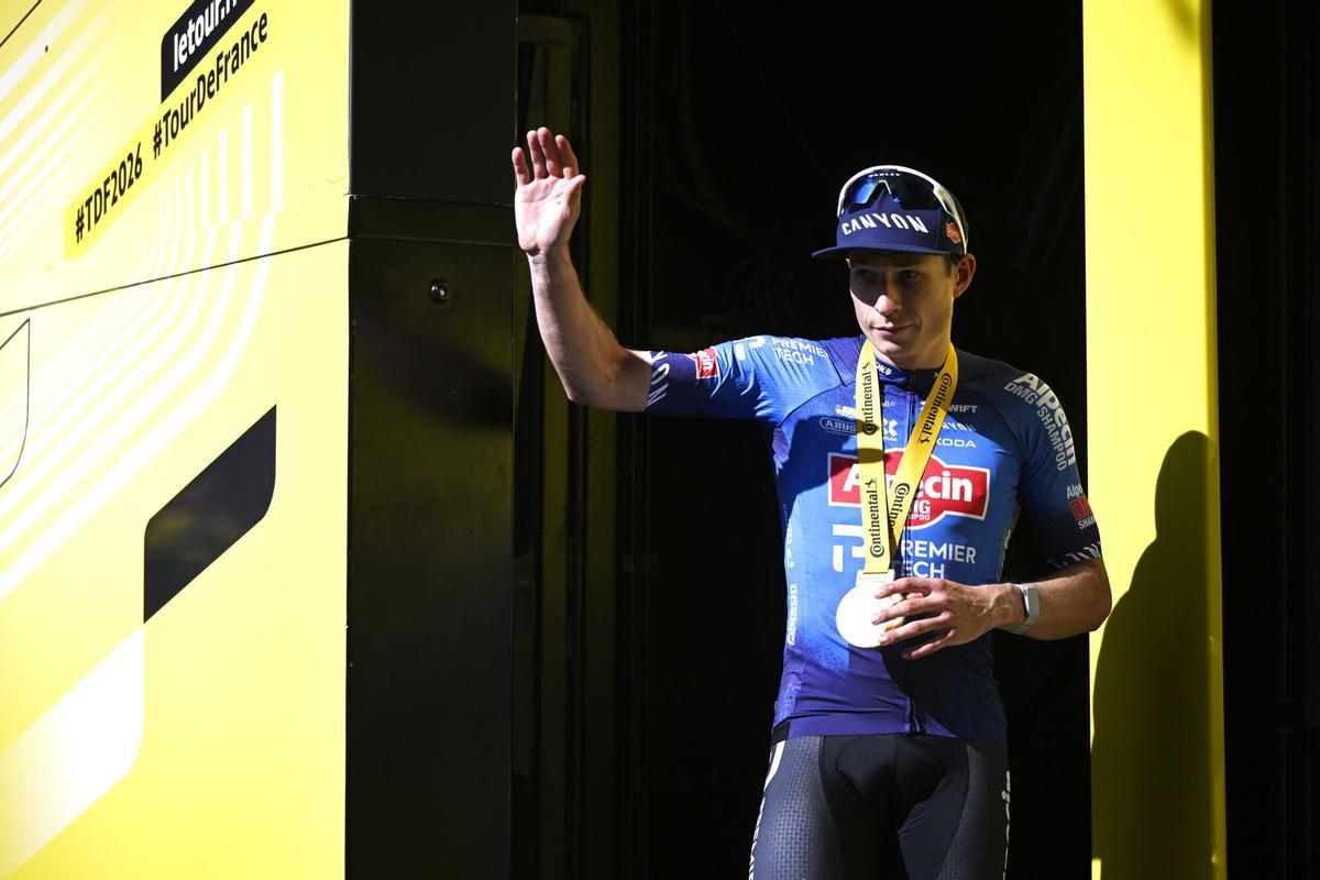Jasper Philipsen se sube al podio en la 17ª etapa del Tour de Francia de 2026. Jasper Philipsen se sube al podio en la 17ª etapa del Tour de Francia de 2026.
