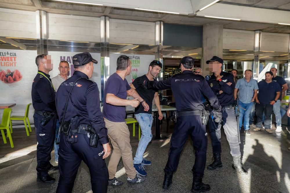 Los taxistas del aeropuerto suspenden sus servicios en protesta por la piratería