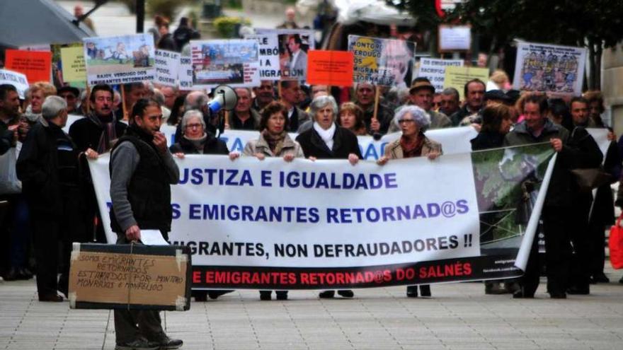 La Plataforma de Emigrantes Retornados do Salnés se manifestó ayer en Vilagarcía. // Iñaki Abella