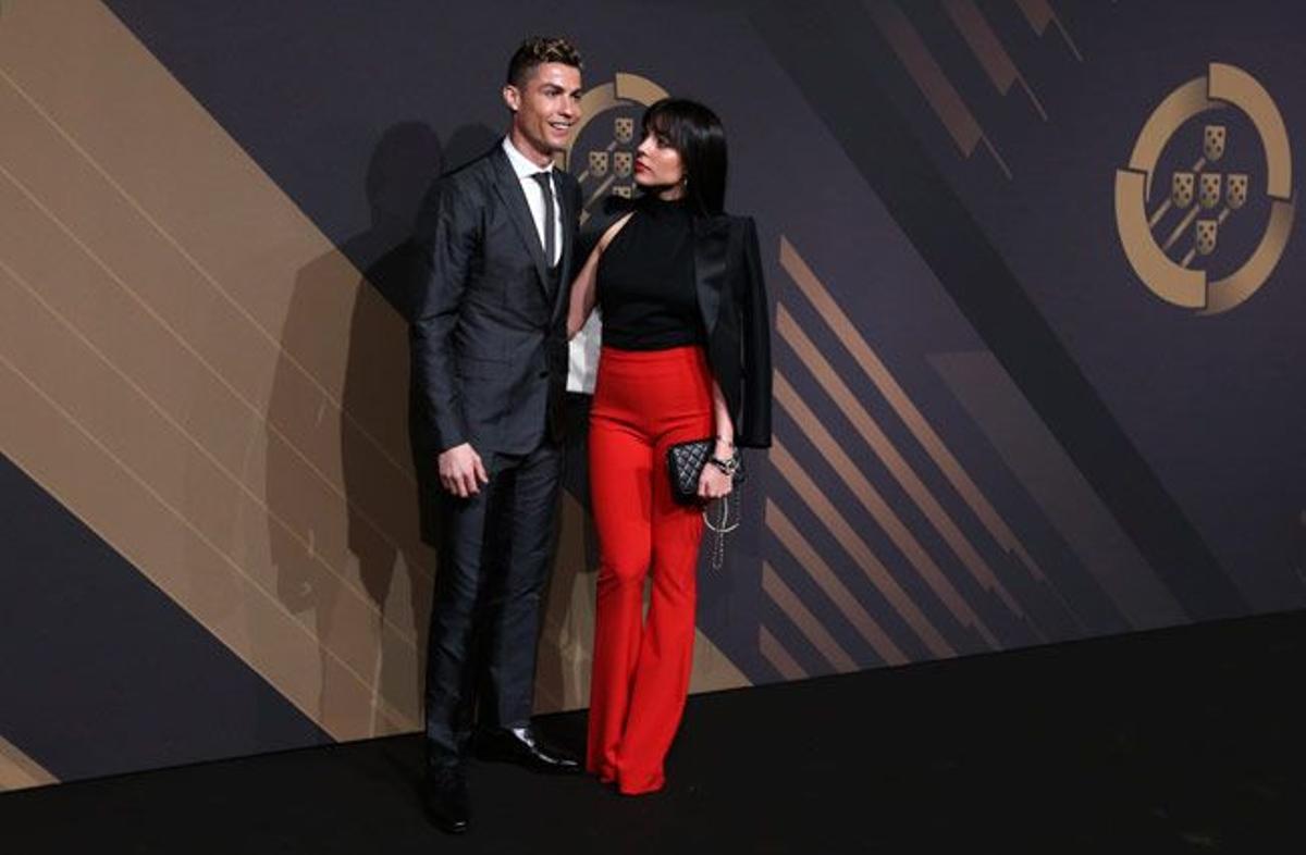 Georgina posa, con pantalón rojo y complementos negros, junto a Cristiano Ronaldo