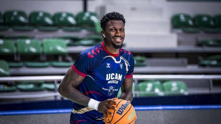 Dylan Ennis, jugador del UCAM Murcia, en el calentamiento del partido ante el Tofas Bursa.  | FIBA CHAMPIONS LEAGUE