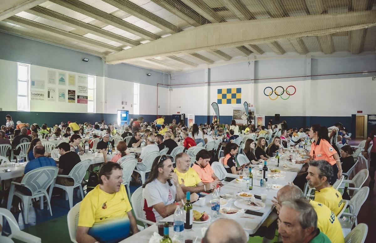 Los participantes y sus acompañantes disfrutaron de una comida popular tras la prueba.