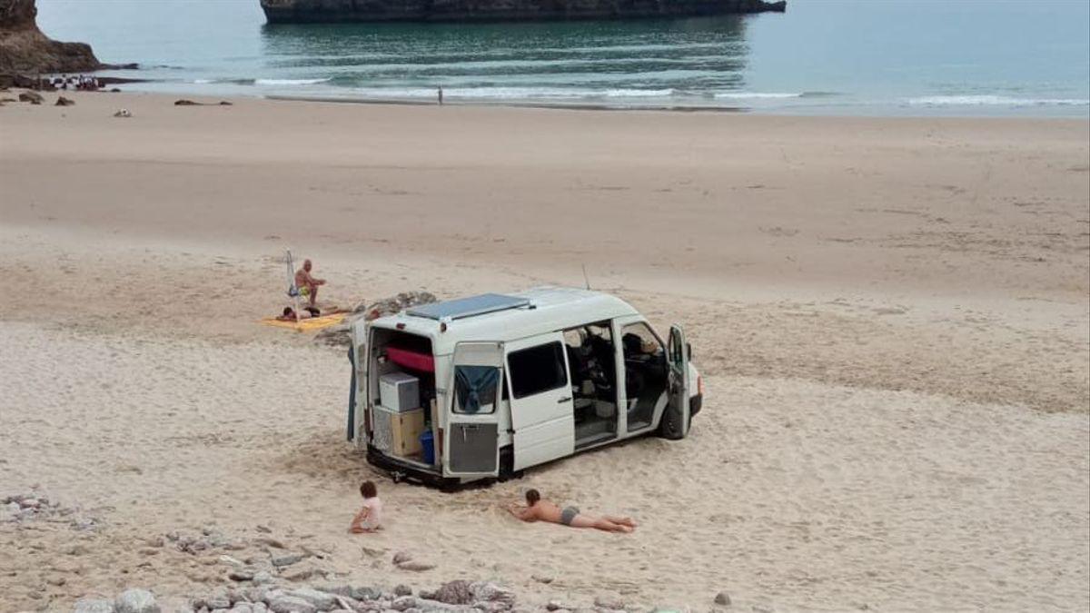 Sacan con un tractor la furgoneta que terminó metida en una playa de Llanes por seguir el GPS