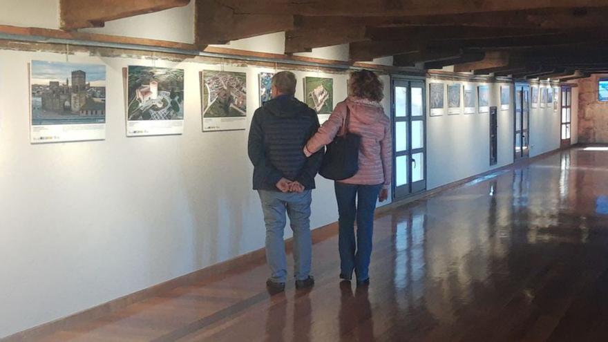 Una pareja contempla  la exposición en el castillo de Puebla. | A. S.