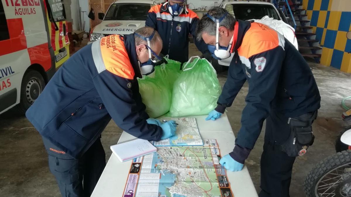 Los voluntarios planifican la jornada.