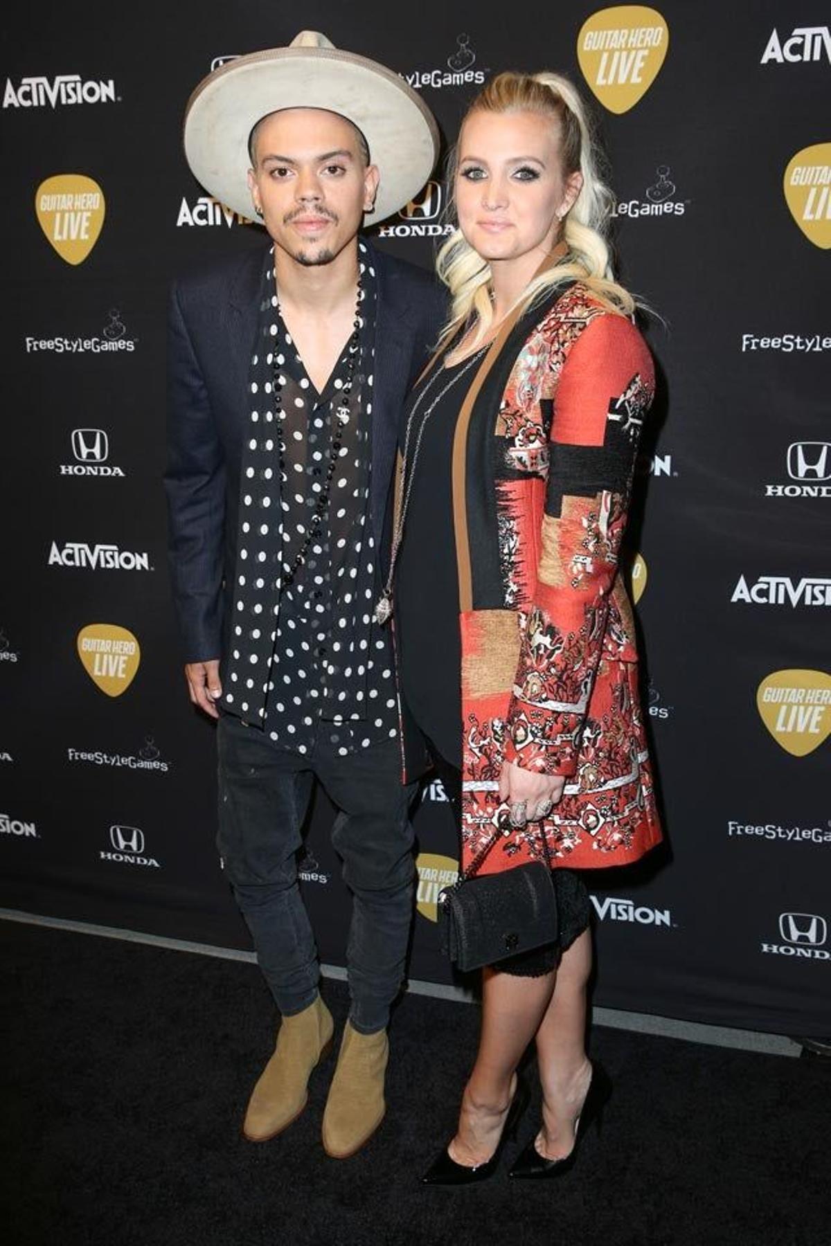 Evan Ross y Ashley Simspon, en la fiesta de lanzamiento de lo nuevo de 'Guitar Hero'