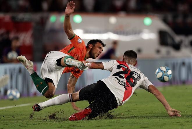 El centrocampista de Banfield, Nicolas Bertolo (I), recibe una falta del defensor de River Plate, Lucas Martínez Quarta, durante su partido de fútbol del Torneo Superliga 2020 de la Primera División de Argentina en el estadio Monumental, en Buenos A