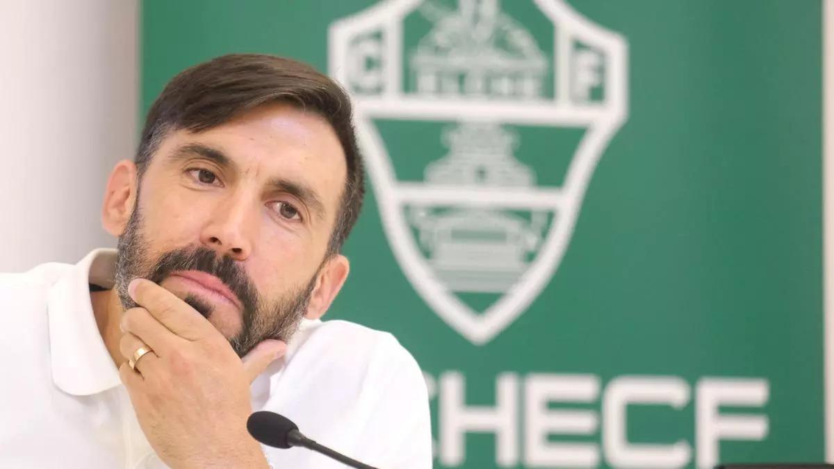 Eder Sarabia, durante una rueda de prensa como técnico del Elche CF.