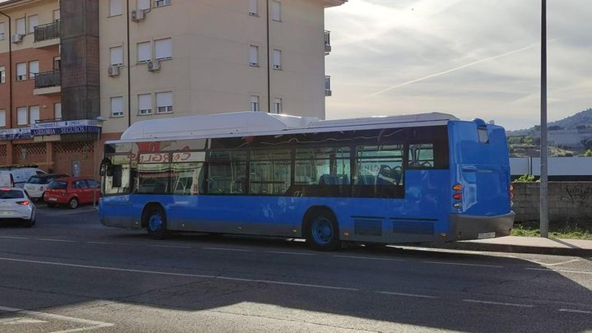 Autobús de segunda mano de Madrid, circulando por Plasencia.