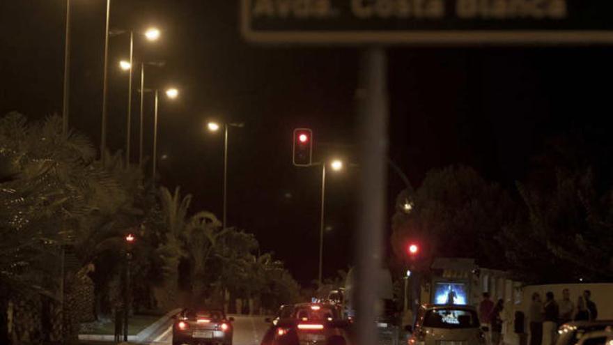 En la avenida Costa Blanca ya se han apagado la mitad de las farolas.