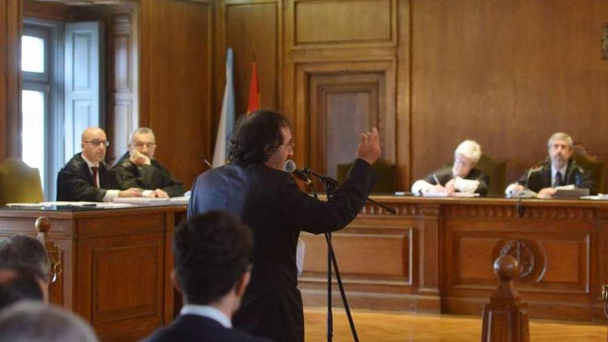 Julio Alén gesticula durante el juicio en la Audiencia de Pontevedra. // Gustavo Santos