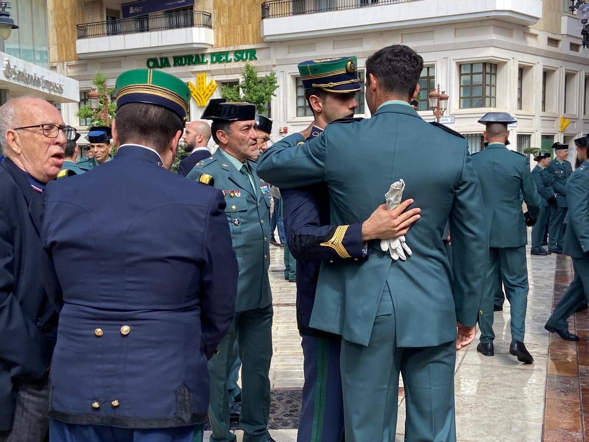 Abrazo entre guardias civiles y miembros de la “guardiña” portuguesa.