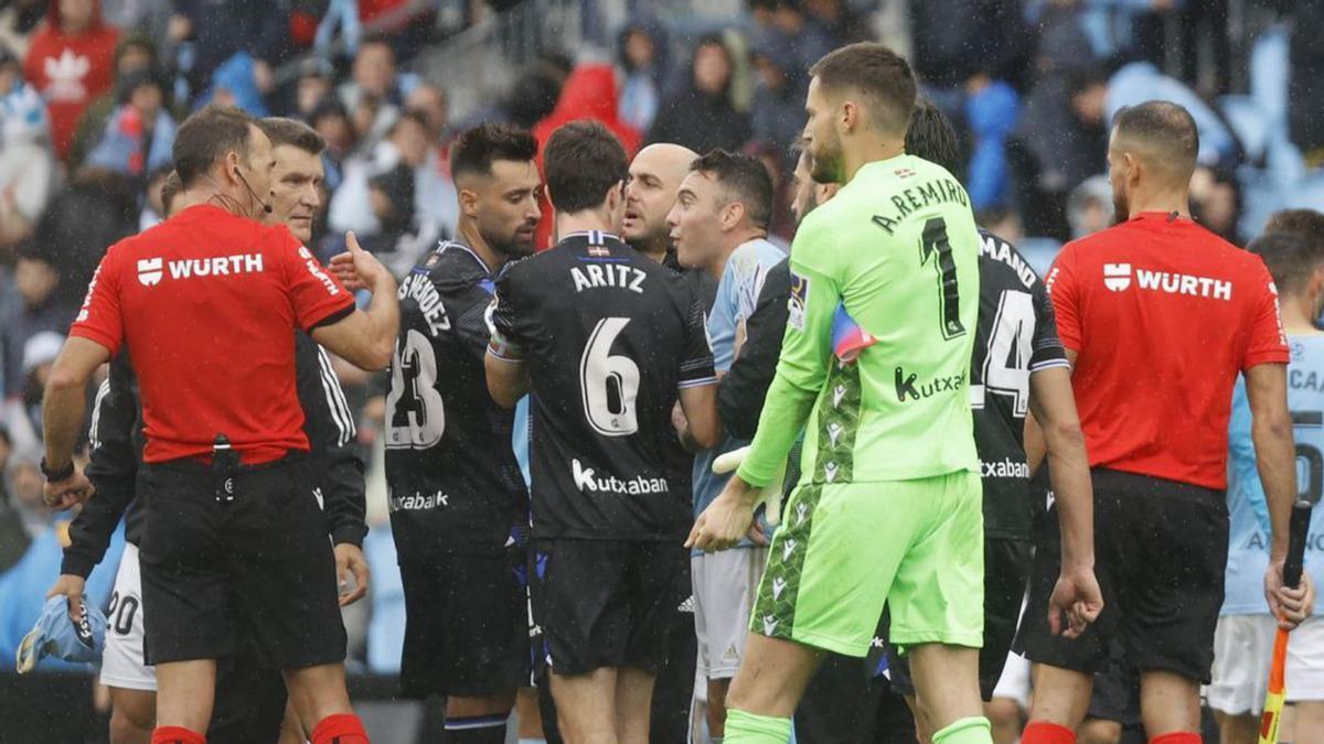 Aspas protesta a Cuadra Fernández al final del partido.