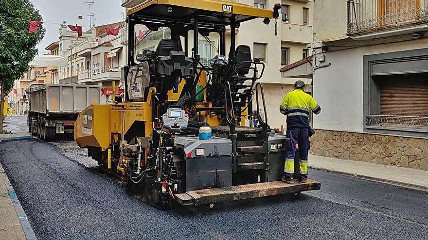 Màquines treballant en el reasfaltatge del carrer Rocafort d&#039;Artés, la setmana passada