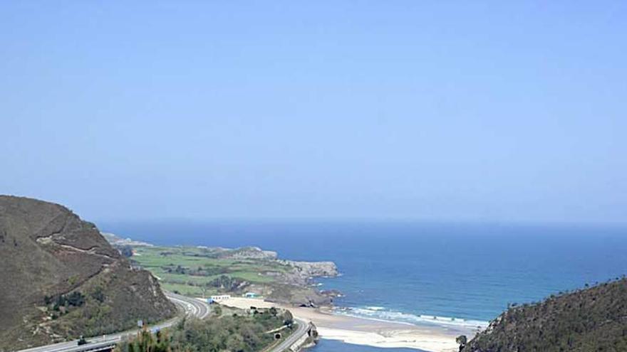 La desembocadura del río Bedón o Beón, desde la senda costera que atraviesa la rasa de Niembru.