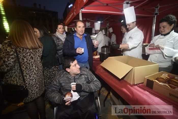 Degustación de monas y chocolate en la Plaza del Romea