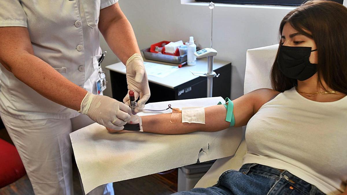 Una joven, donando sangre.