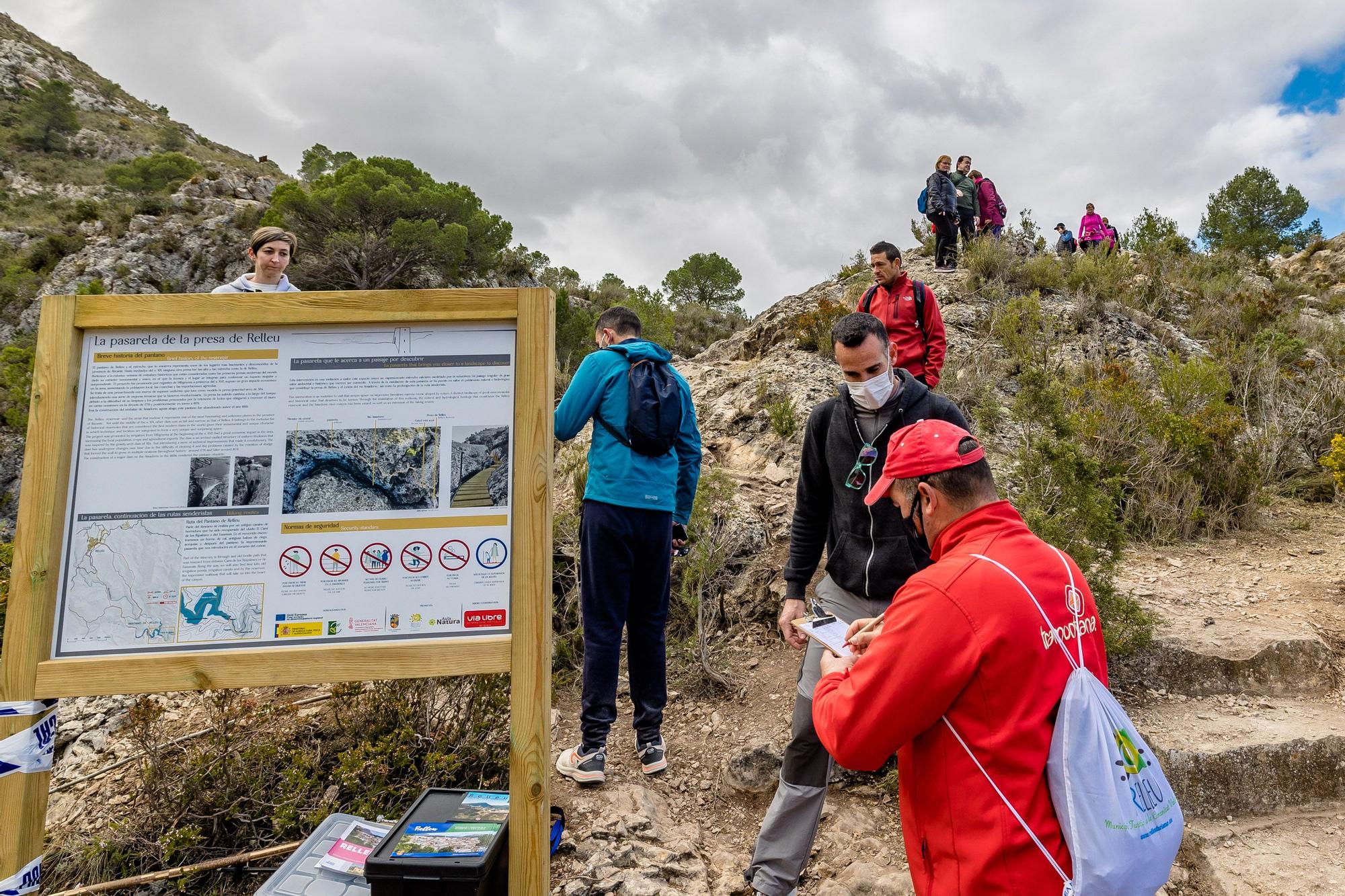 Una decisión que ha tomado el Ayuntamiento de esta pequeña localidad tras la "masiva afluencia" de turistas que se ha producido en las últimas semanas y que ha llevado a la necesidad de regular el acceso.