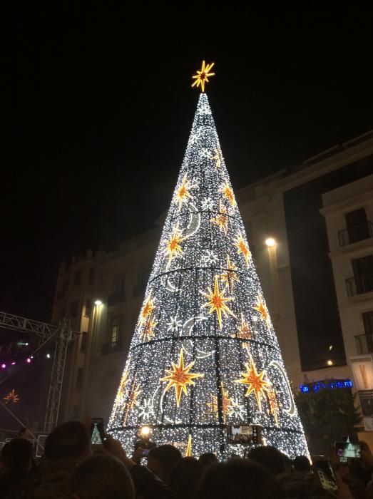 Un espectáculo de luz y sonido, actuaciones infantiles y un concierto de Siempre Así han dado la bienvenida a las fiestas en el Centro de Málaga