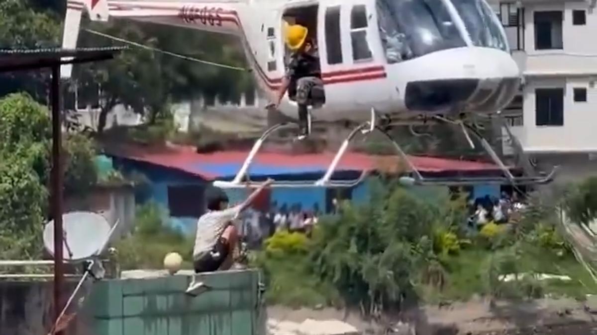 Rescatan a un joven de un edificio a punto de derrumbarse tras las riadas de Nepal