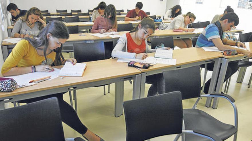 Los estudiantes, durante la prueba de griego de la Olimpíada de Llengües Clàssiques.