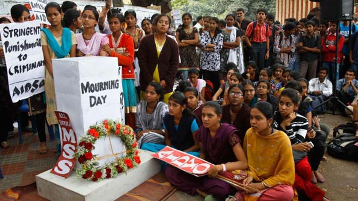 Fallece en Singapur la joven india violada por seis hombres en un autobús