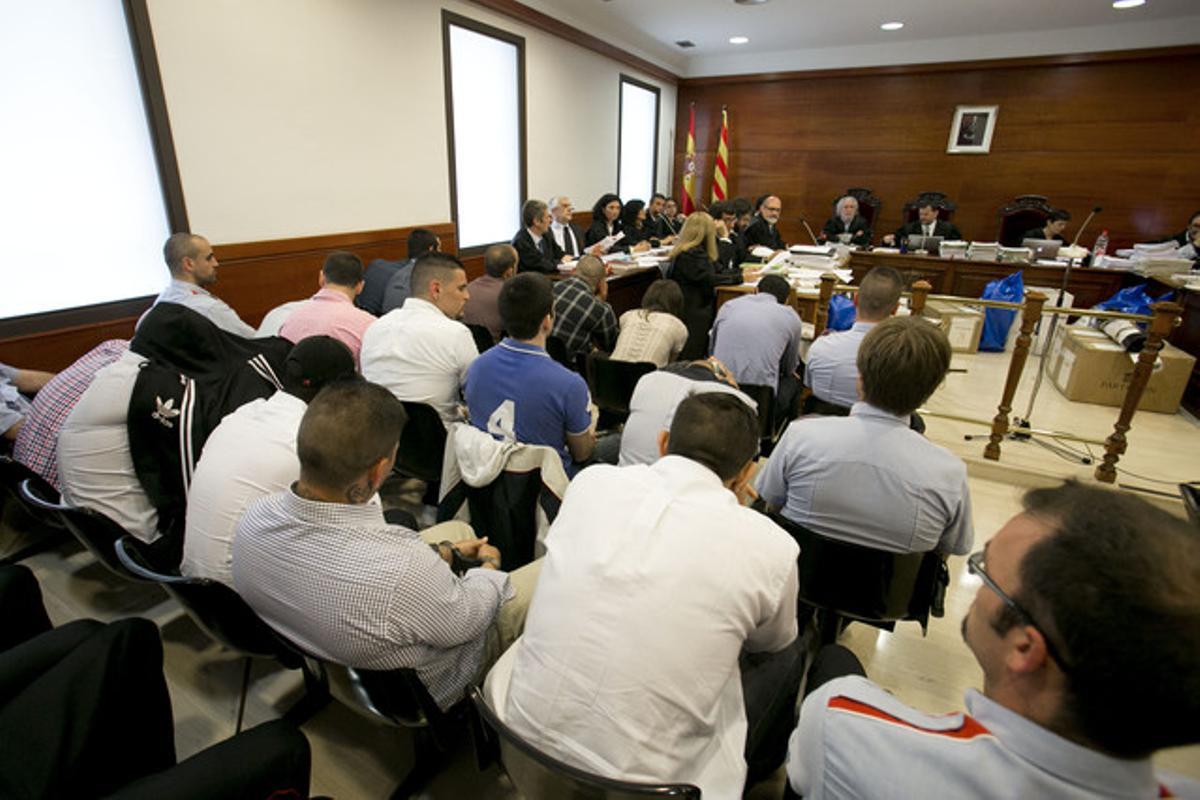 Judici celebrat aquest dimecres a Barcelona contra 16 presumptes skins neonazis per l’intent d’assassinat de dos joves en un recital antifeixista a Manresa, el 23 de març del 2012. Judici celebrat aquest dimecres a Barcelona contra 16 presumptes skins neonazis per l’intent d’assassinat de dos joves en un recital antifeixista a Manresa, el 23 de març del 2012.