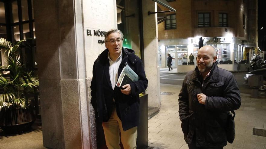 Por la izquierda, Pablo González, presidente del PP gijonés, y el edil popular Rodrigo Pintueles, llegando al hotel donde tuvo lugar la reunión de la comisión de seguimiento del pacto de gobierno entre Foro y PP.