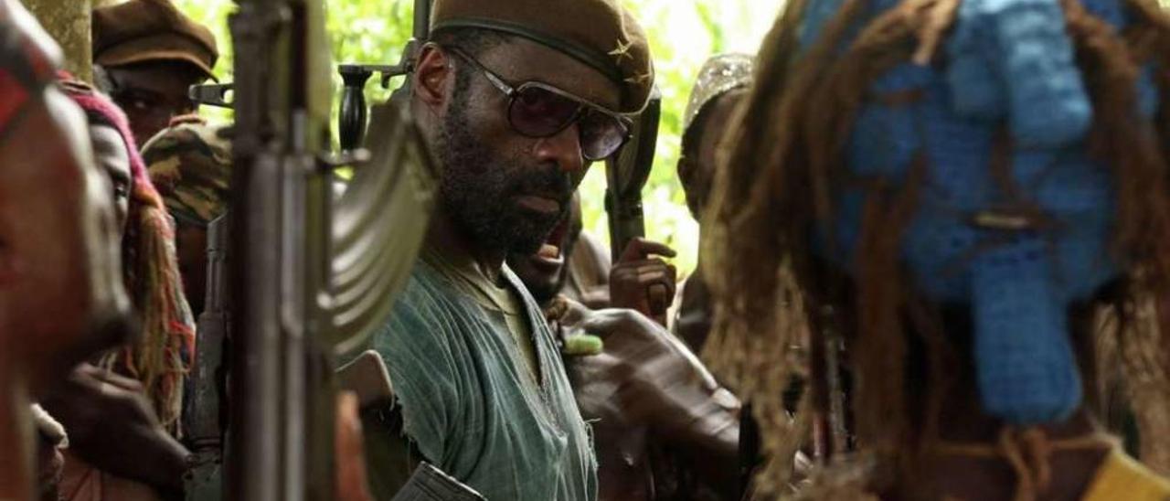 El actor Idris Elba, en una escena de la película &quot;Beasts of No Nation&quot;. // Netflix