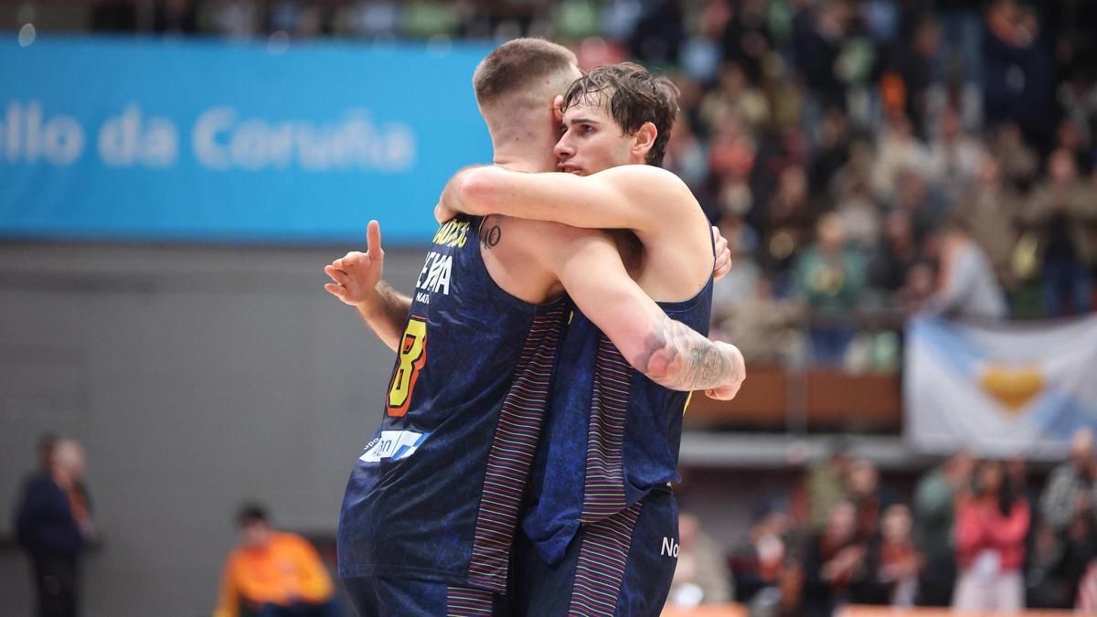 Radoncic y Jou se abrazan tras un lance de un partido del Leyma Coruña esta temporada.